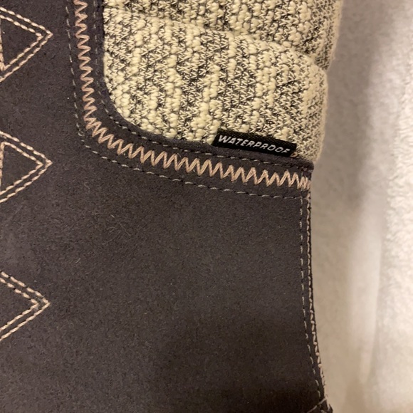 The North Face - Girls Suede WaterProof Boots sz 4 New- 200 gram Insulation - Picture 7 of 8